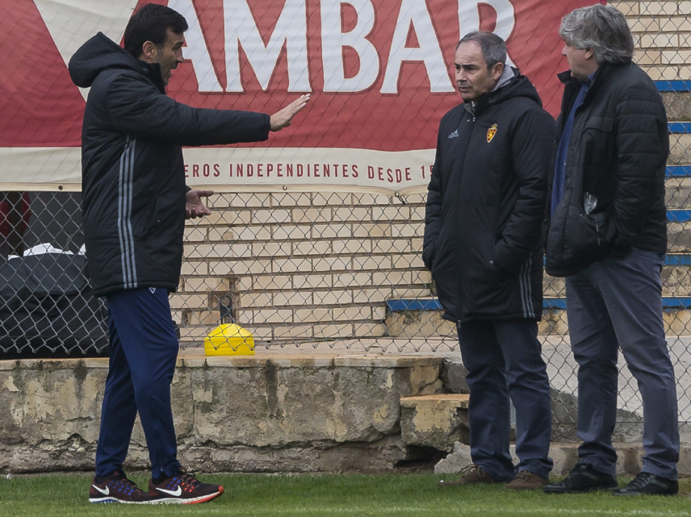 Narciso Juliá y Albert Valentín, director deportivo y secretario técnico, respectivamente, charlan con el entrenador, Raúl Agné, en la Ciudad Deportiva.