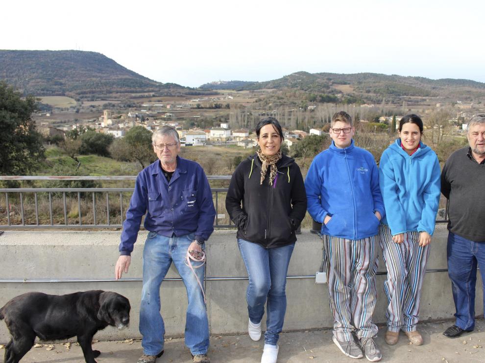 De izda a dcha, José Gavilán (vecino), Lucía Marqués, Aleix Botija, Cristina Adserías (los tres de Crisálida) y José Guillén, alcalde. Al fondo, vista del pueblo.