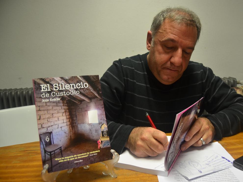 Jesús Rodellar firmando ejemplares de su primera novela en su presentación en Pomar de Cinca