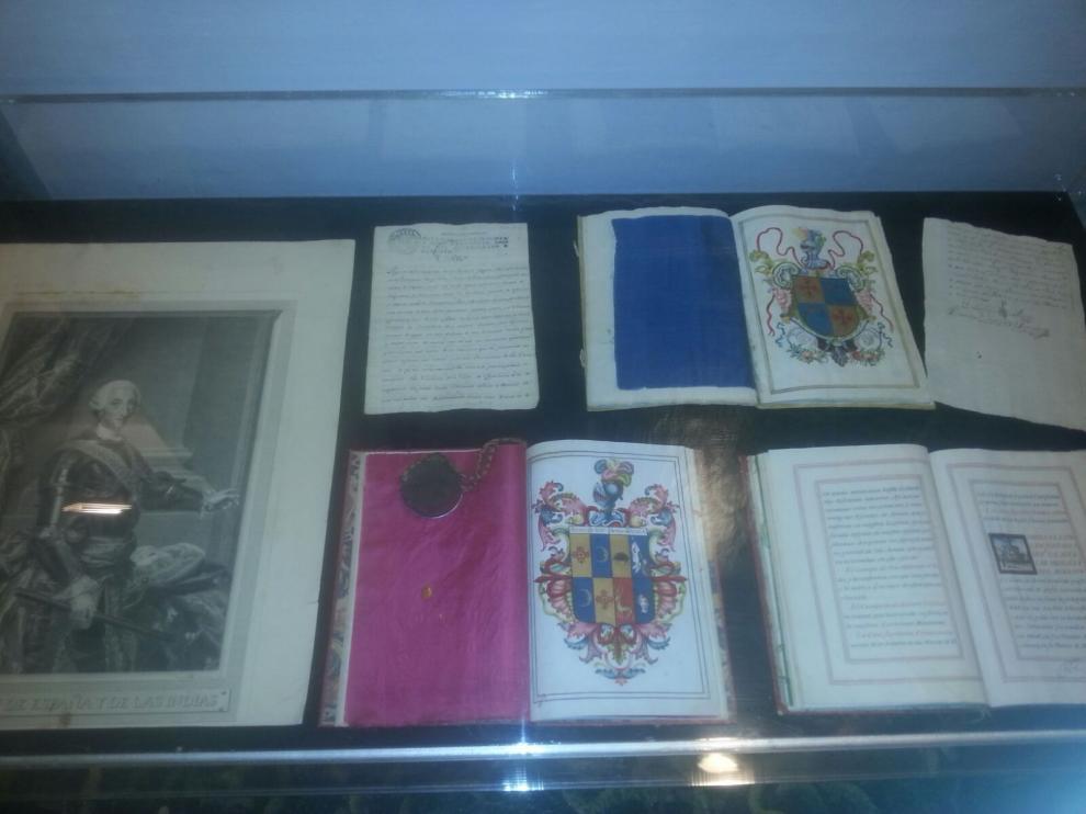 Algunos documentos expuestos por primera vez en el palacio de Valdeolivos.