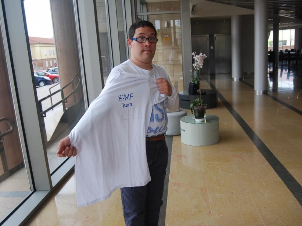 Juan con el uniforme de la empresa.