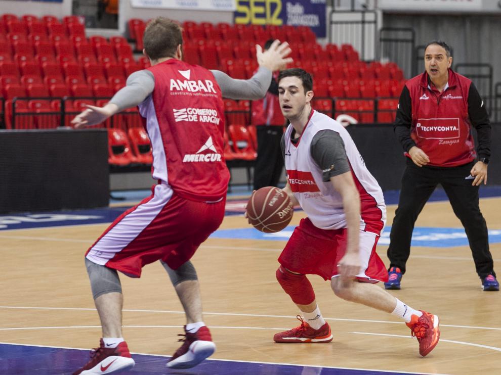 Sergi García intenta superar a Martynas Gecevicius. Detrás, Andreu Casadevall.
