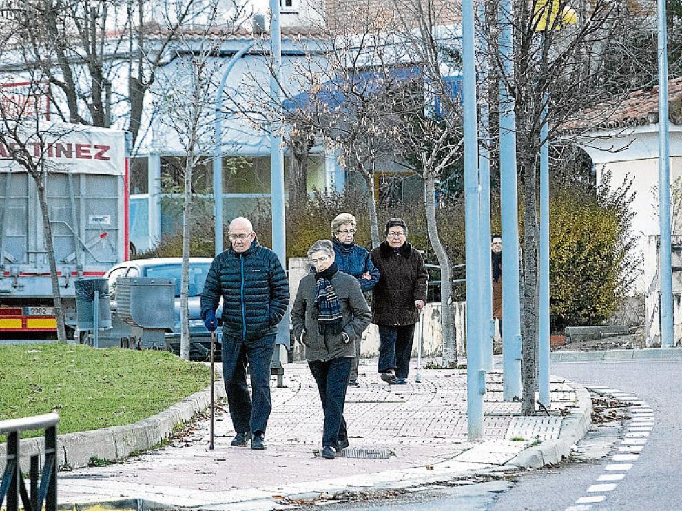 Un grupo de ancianos pasea por las afueras de Utrillas.