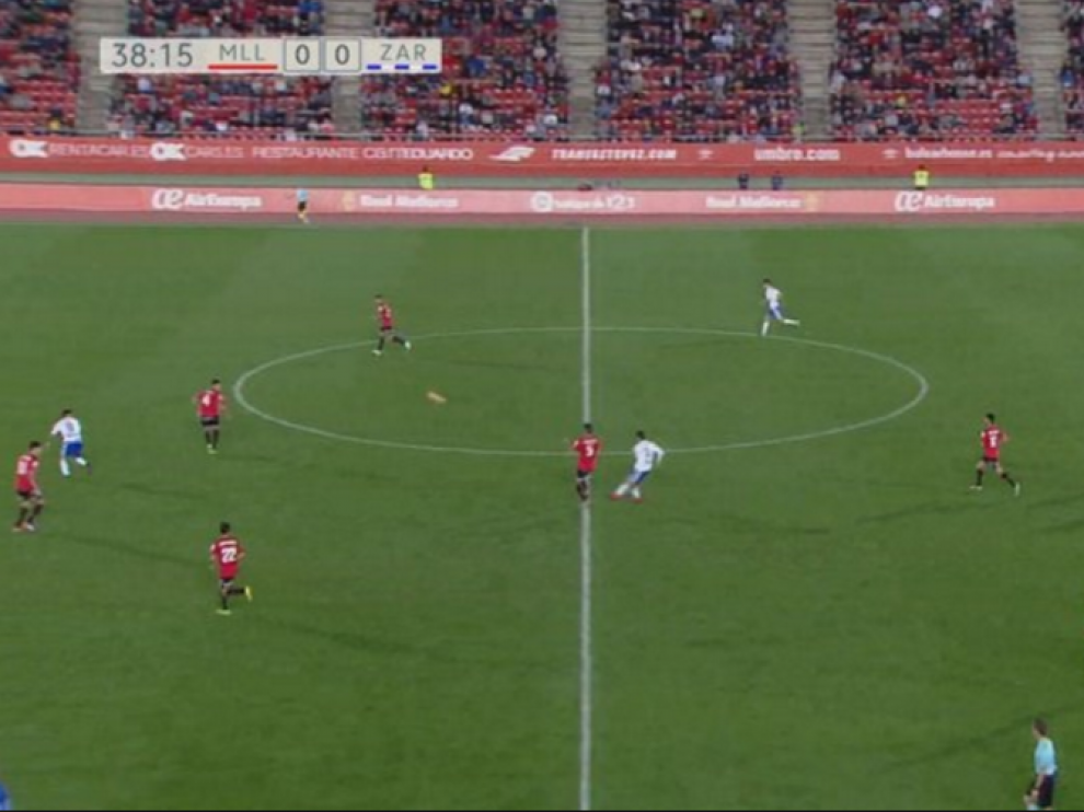 Captura de televisión en la que se recoge el momento en el que Juan Muñoz golpea el balón en vaselina para anotar el 0-1 en el Real Mallorca-Real Zaragoza de hace dos meses en Son Moix. Lo hizo desde más de 52 metros de distancia.