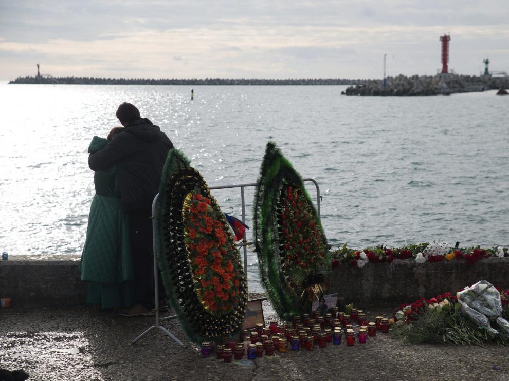 Flores y velas en recuerdo de los fallecidos.