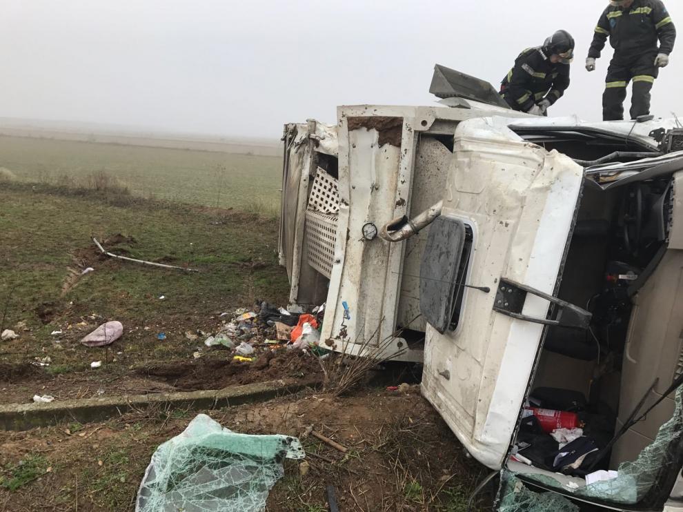 Un herido al volcar un camión de la basura en Tauste.