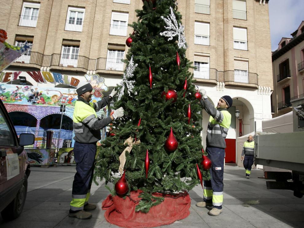 Árbol de Navidad en la plaza López de Allué de Huesca.
