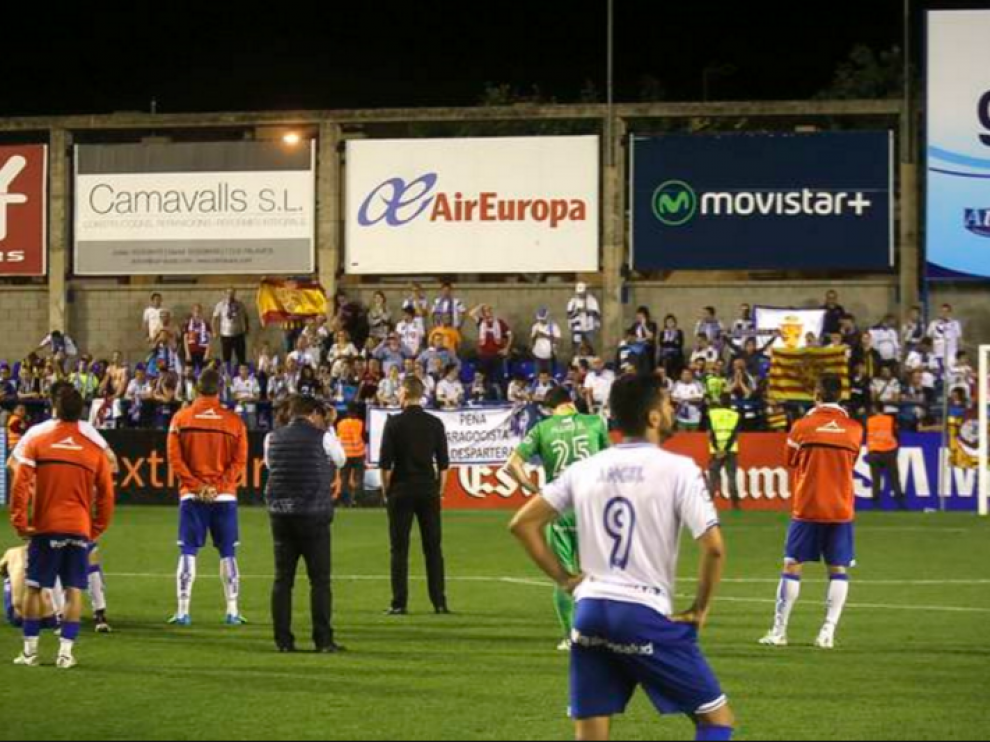 La imagen que aglutina lo más profundo que le ha ocurrido al Real Zaragoza en 2016 en el ámbito deportivo: jugadores y técnicos, en silencio, aguantan la mirada llorosa de la afición en Palamós tras perder 6-2 ante el Llagostera y decir adiós a la promoción de ascenso a Primera en la última jornada de la liga pasada.