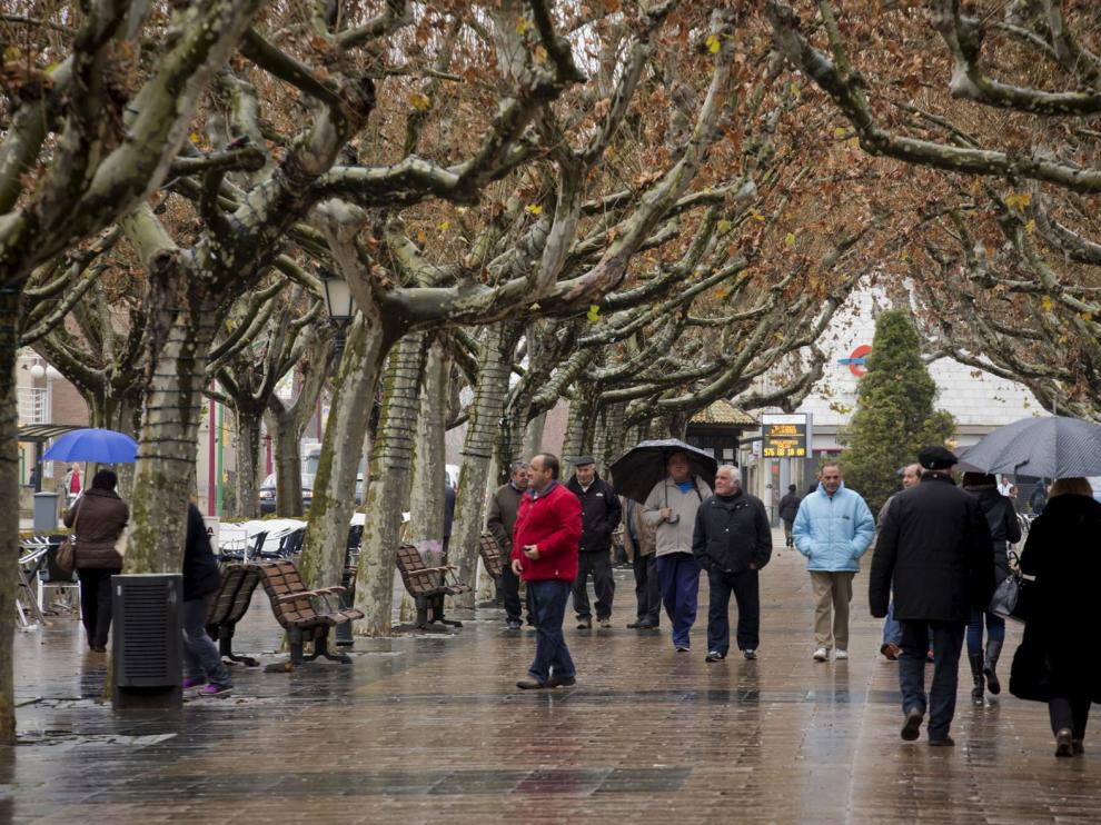 Ciudadanos de Calatayud, en el céntrico paseo de la localidad.