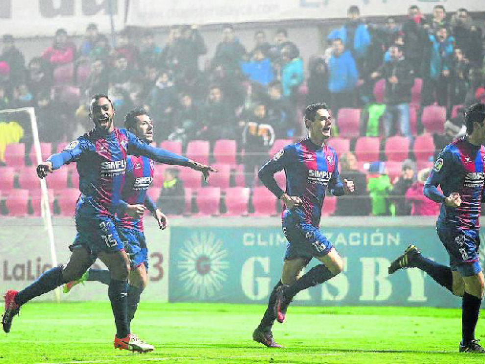 Carlos Akapo, Borja Lázaro, César Soriano y Gonzalo Melero (de izq. a derecha) en la celebración de un gol en El Alcoraz.