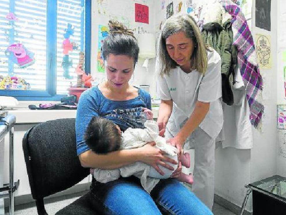 Laura da de mamar a Dafne mientras Mercedes le pone la vacuna.