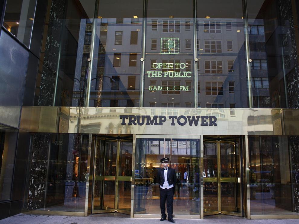 Entrada del edificio de Trump en Nueva York.