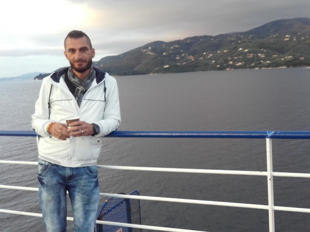 Wael viajó en barco de Grecia a Italia, y de ahí a Barcelona.