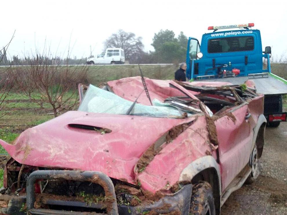 El vehículo quedó destrozado después de varias vueltas de campana