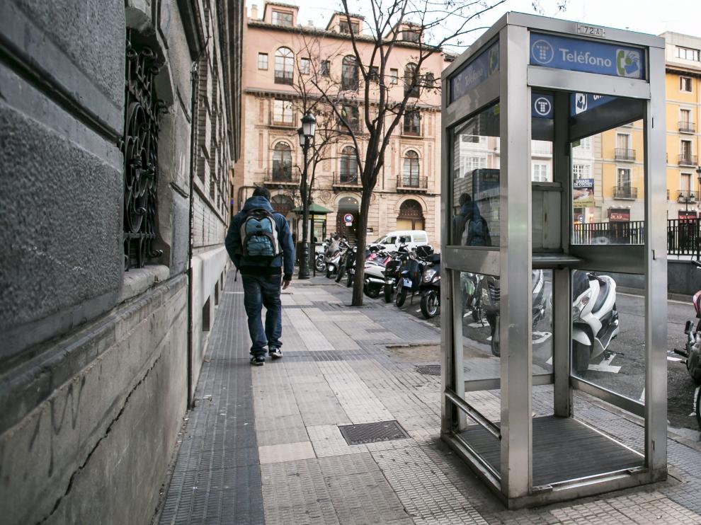 Cabina de teléfono en la plaza de Salamero, en Zaragoza.