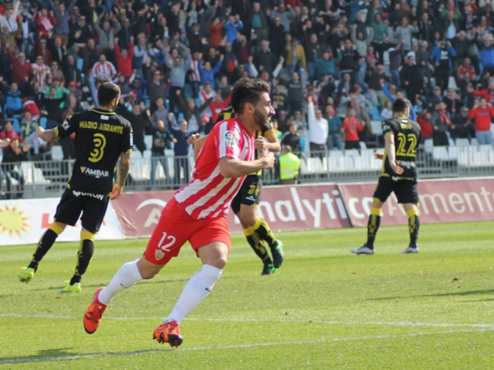 Chuli celebra uno de los dos goles que le marcó el año pasado al Real Zaragoza en el estadio de los Juegos Mediterráneos, cuando el Almería vencío 2-1 a los aragoneses.