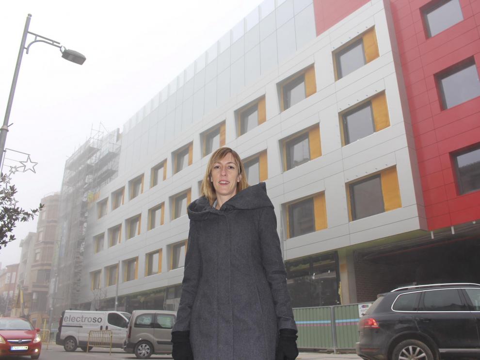 El hotel de Binéfar ultima su apertura. En la imagen, su directora, Almudena Anadón