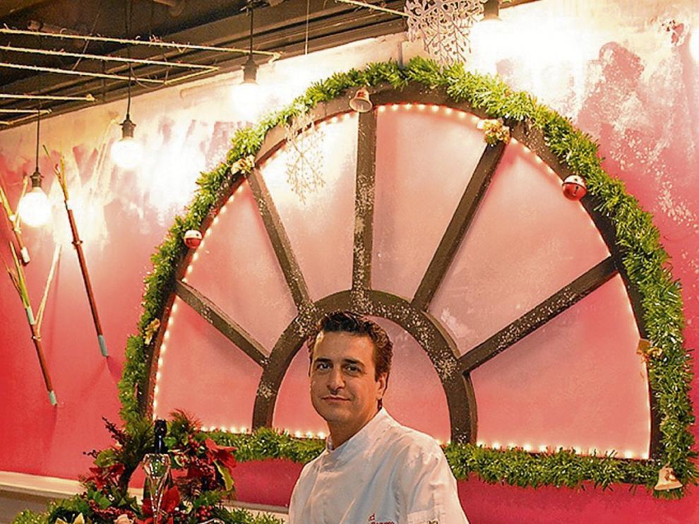 Roberto Baquero, chef de El Desván, con uno de los entrantes que ha preparado.