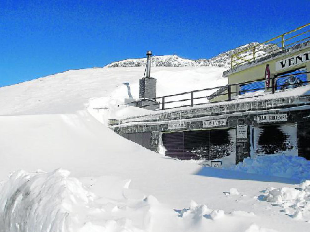 En el invierno 2012-2013 se alcanzaron alturas de nieve acumulada por efecto del viento de casi 10 metros.