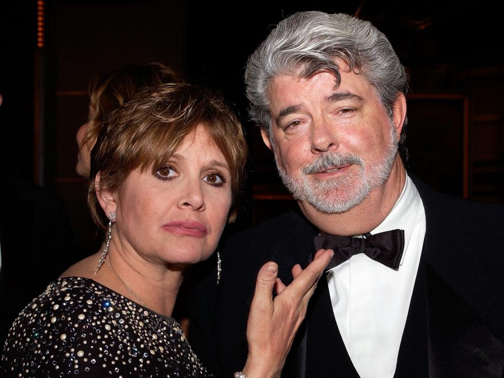 Carrie Fisher junto a George Lucas.