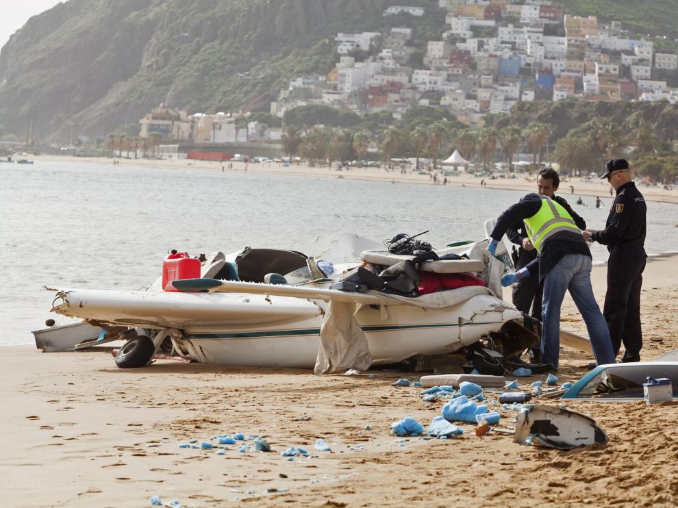 Restos de la avioneta siniestrada en la orilla de la playa de Las Teresitas.