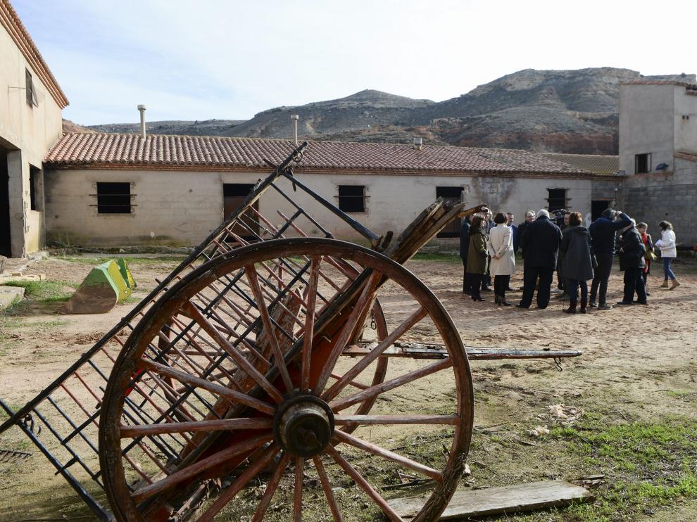 La Masía Roya, que será centro de investigación agrícola, durante la visita ayer de las autoridades