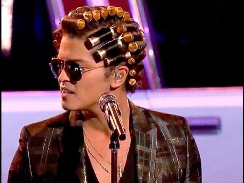 Bruno Mars salió a escena con rizos dorados alrededor de la cabeza para cantar su sencillo 'Uptown Funk'.