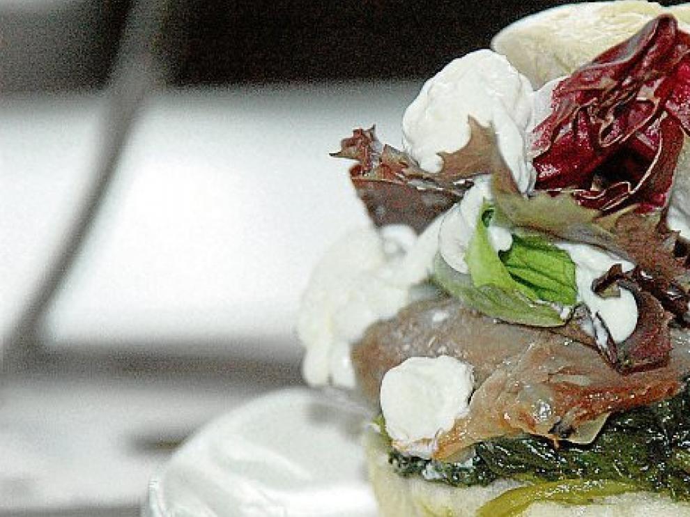 Mini bocata de pato y espinacas con crema de queso parmentier.