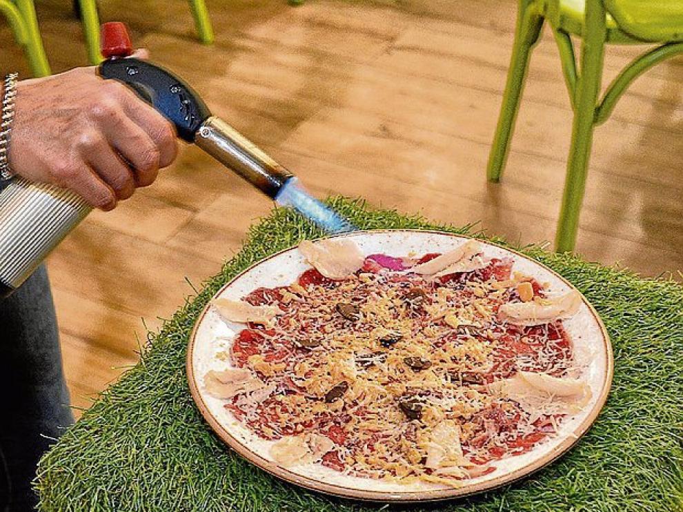 Carpaccio de Ternasco de Aragón relleno de setas, trufa y foie.