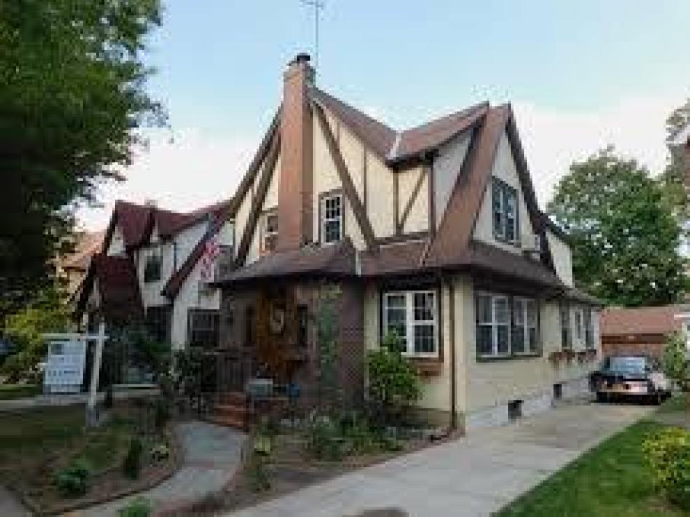 Está situada en el barrio elegante de Jamaica Estates.