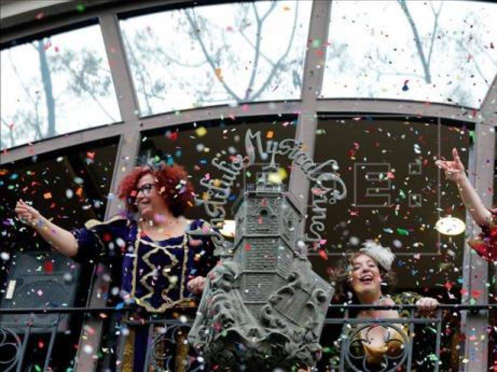 Las tres "Magas de gener" saludan desde el balcon de la Societat Coral el Micalet.