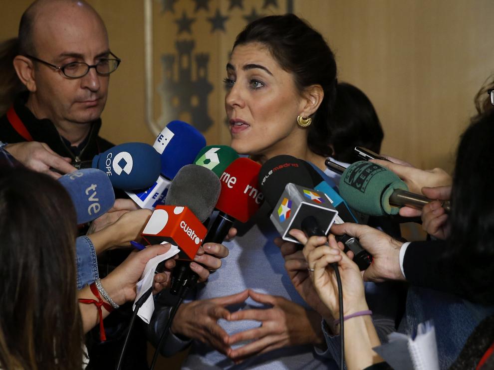 Lorena Ruiz-Huerta contesta a las preguntas de los periodistas tras la reunión del grupo parlamentario.