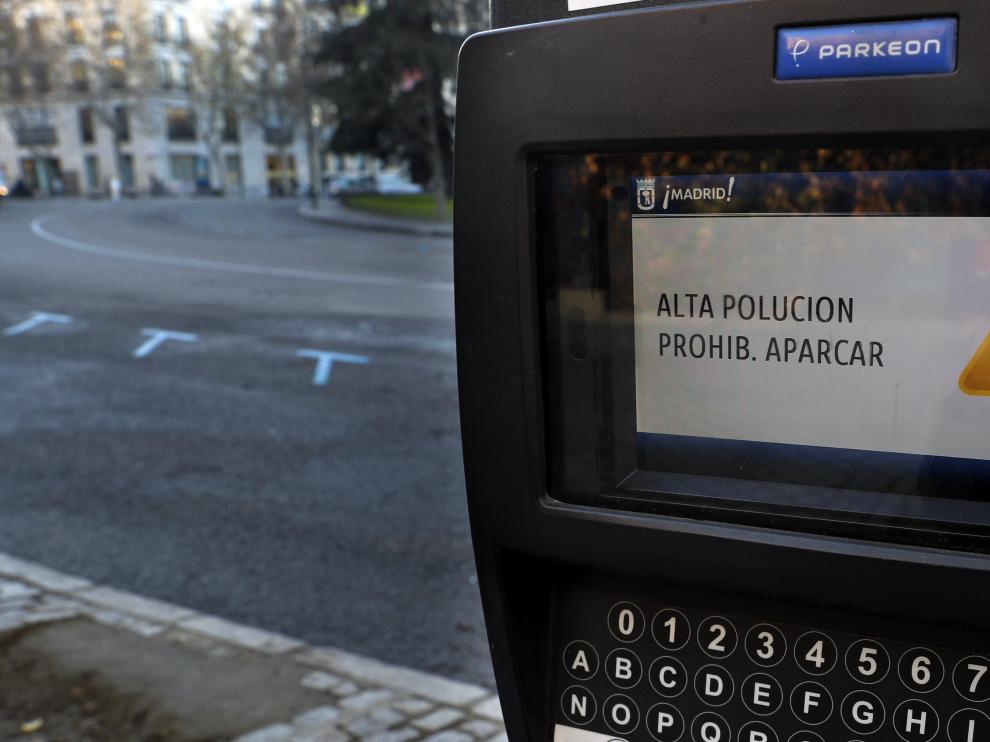 El Ayuntamiento de Madrid ha aplicado el Escenario 2 del protocolo para episodios de alta contaminación por dióxido de nitrógeno (NO2) y, en consecuencia, los no residentes no pueden aparcar en la zona del Servicio de Estacionamiento Regulado (SER)