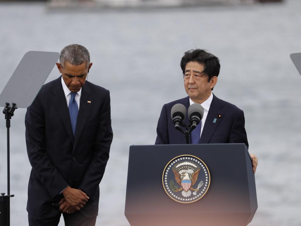 El presidente estadounidense, Barack Obama, y el primer ministro japonés, Shinzo Abe, durante una rueda de prensa tras visitar el USS Arizona Memorial en Pearl Harbor (Hawai) como gesto de reconciliación.