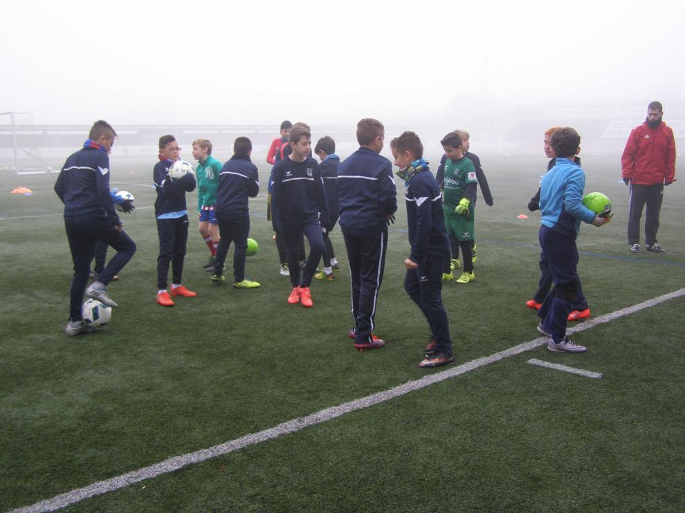 La niebla no ha impedido los entrenamientos en el campo de hierba artificial.