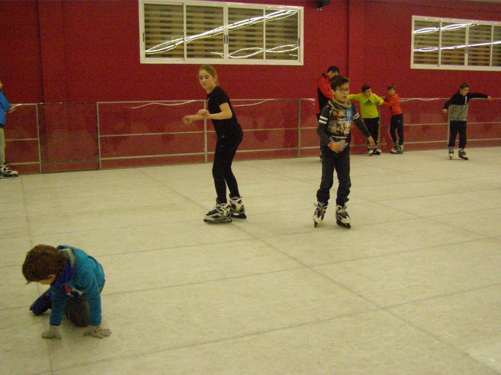 Pie de foto: La pista de patinaje está montada en el interior de una de las naves del recinto ferial.