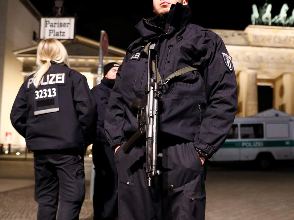 Miembros de la policía de Berlín junto a la Puerta de Brandemburgo.