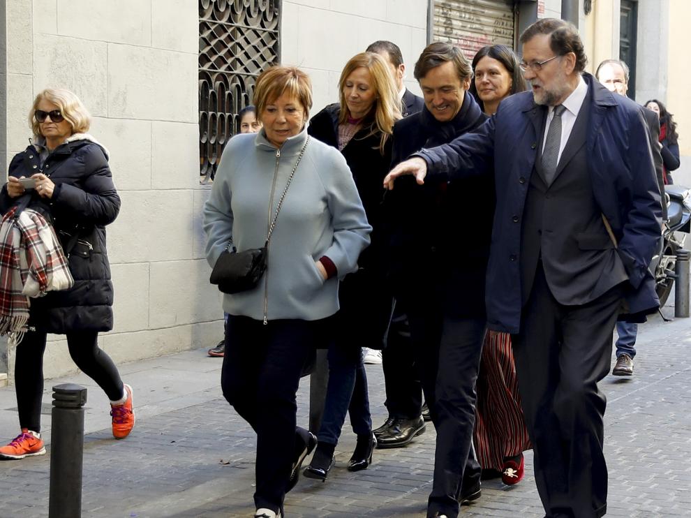 Mariano Rajoy, acompañado por Rafael Hernando, Celia Villalobos y varios diputdos de su formación, a su llegada a un bar próximo al Congreso de los Diputados, tras la reunión que el Grupo Popular ha celebrado hoy en la Cámara Baja.