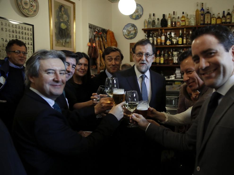 Mariano Rajoy junto a varios parlamentarios de su formación tras la reunión del grupo en el Congreso.