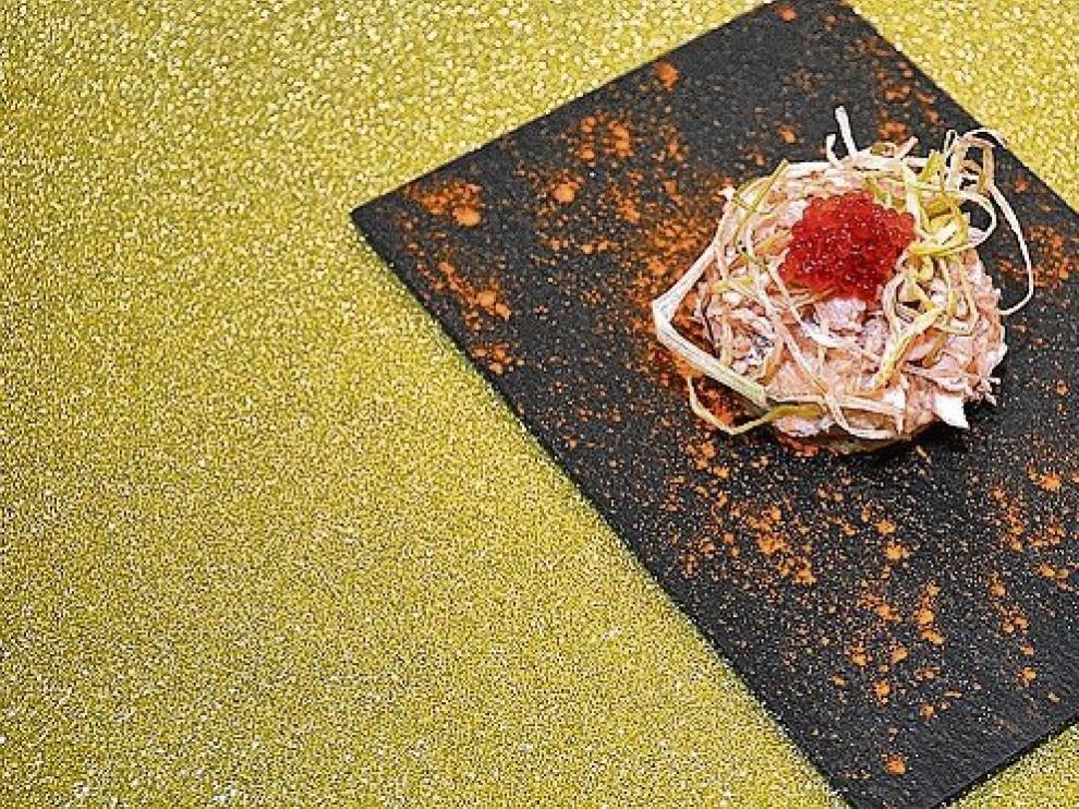 Receta de escabeche de trucha y su caviar sobre pan de borraja