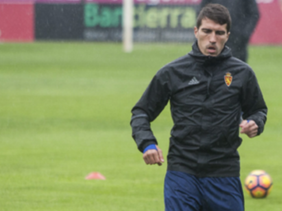 Zapater, en pleno esfuerzo durante el entrenamiento.