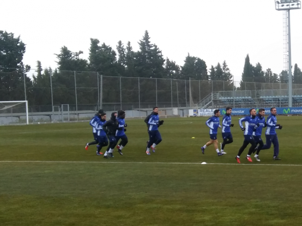 Un momento del inicio del entrenamiento del Real Zaragoza en la mañana de este jueves en la Ciudad Deportiva.