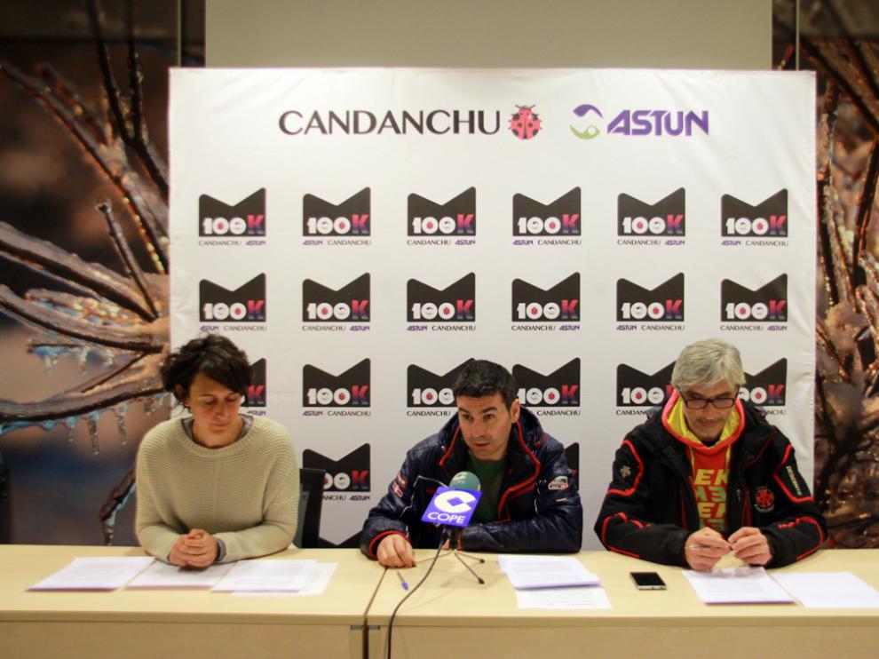 De izquierda a derecha, Rocío Hurtado Roa, responsable de A LURTE; Fernando Sánchez Morales, alcalde de Canfranc y Pere Gómez i González, director de estación de Candanchú