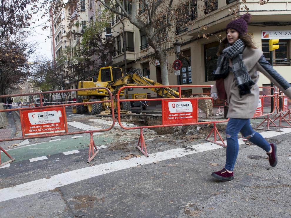 La calle de Mefisto quedó cortada al tráfico por la reparación de la tubería afectada