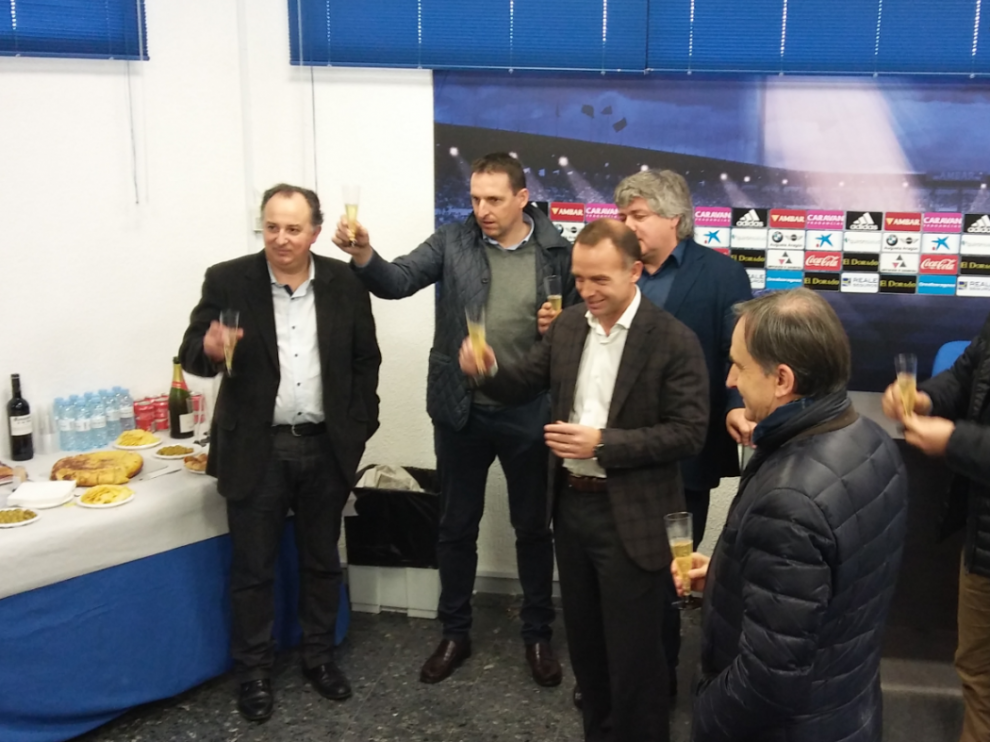 Los dirigentes y ejecutivos del Real Zaragoza en el momento del brindis de fin de año junto a la prensa, este jueves en la Ciudad Deportiva.