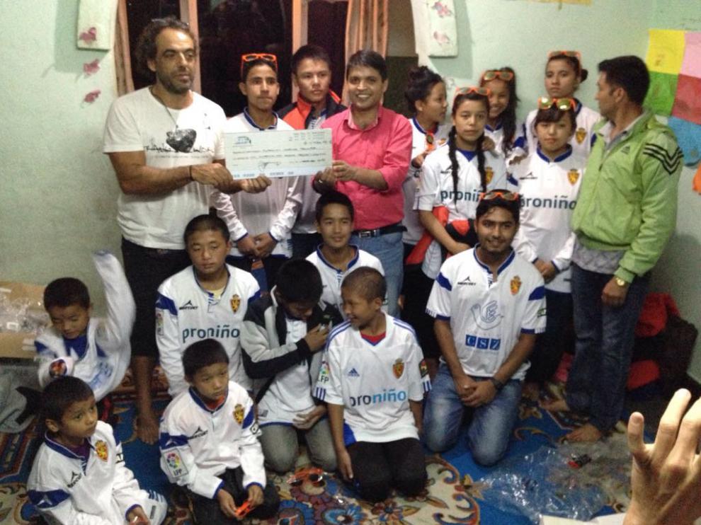 Carlos Pauner junto a los niños del proyecto '14 sueños cumplidos'.