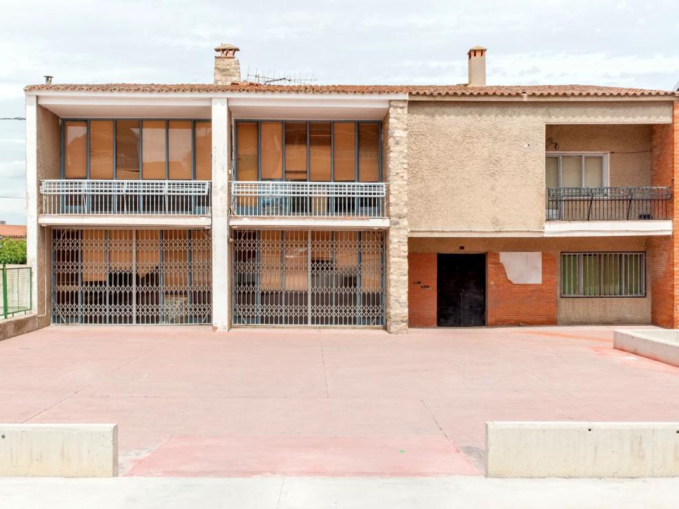 El edificio de la antigua guardería en la imagen superior será rehabilitado y adaptado con el nuevo diseño abajo.