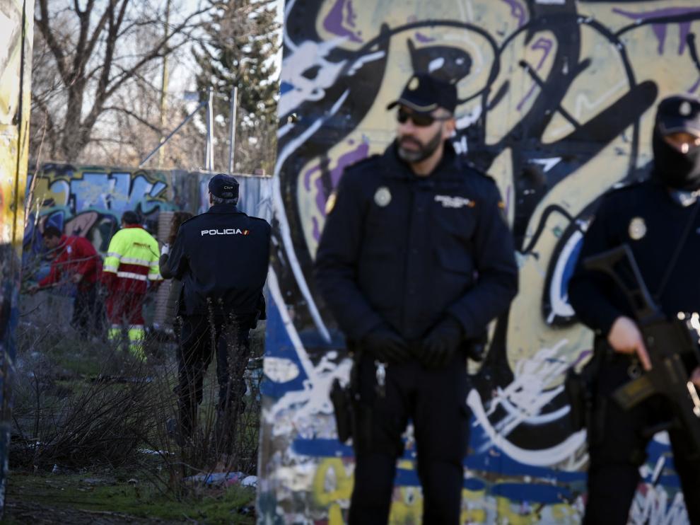 Agentes de la Policía Nacional en las inmediaciones de la cabaña donde fueron detenidos los presuntos yihadistas.