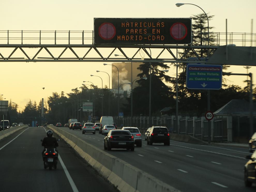 Madrid amaneció este jueves con la mitad de coches en su almendra central.