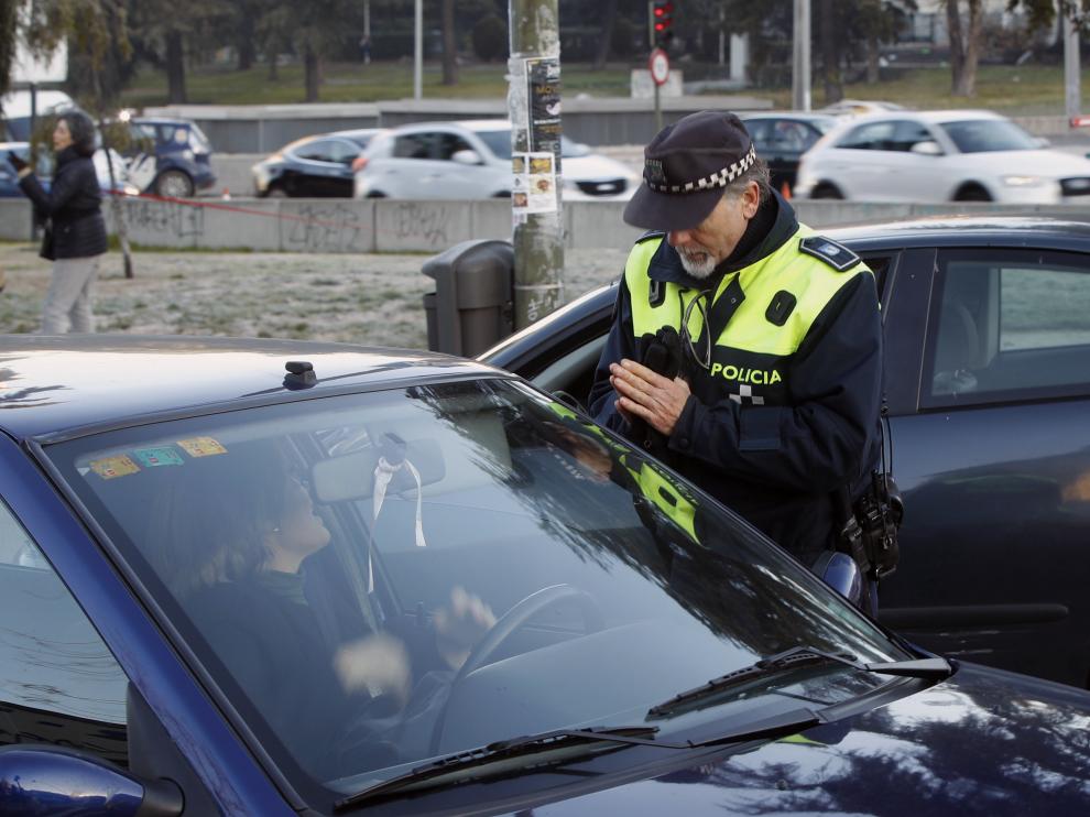 La Policía de Madrid informa a los coches con matrícula par de que no pueden circular.